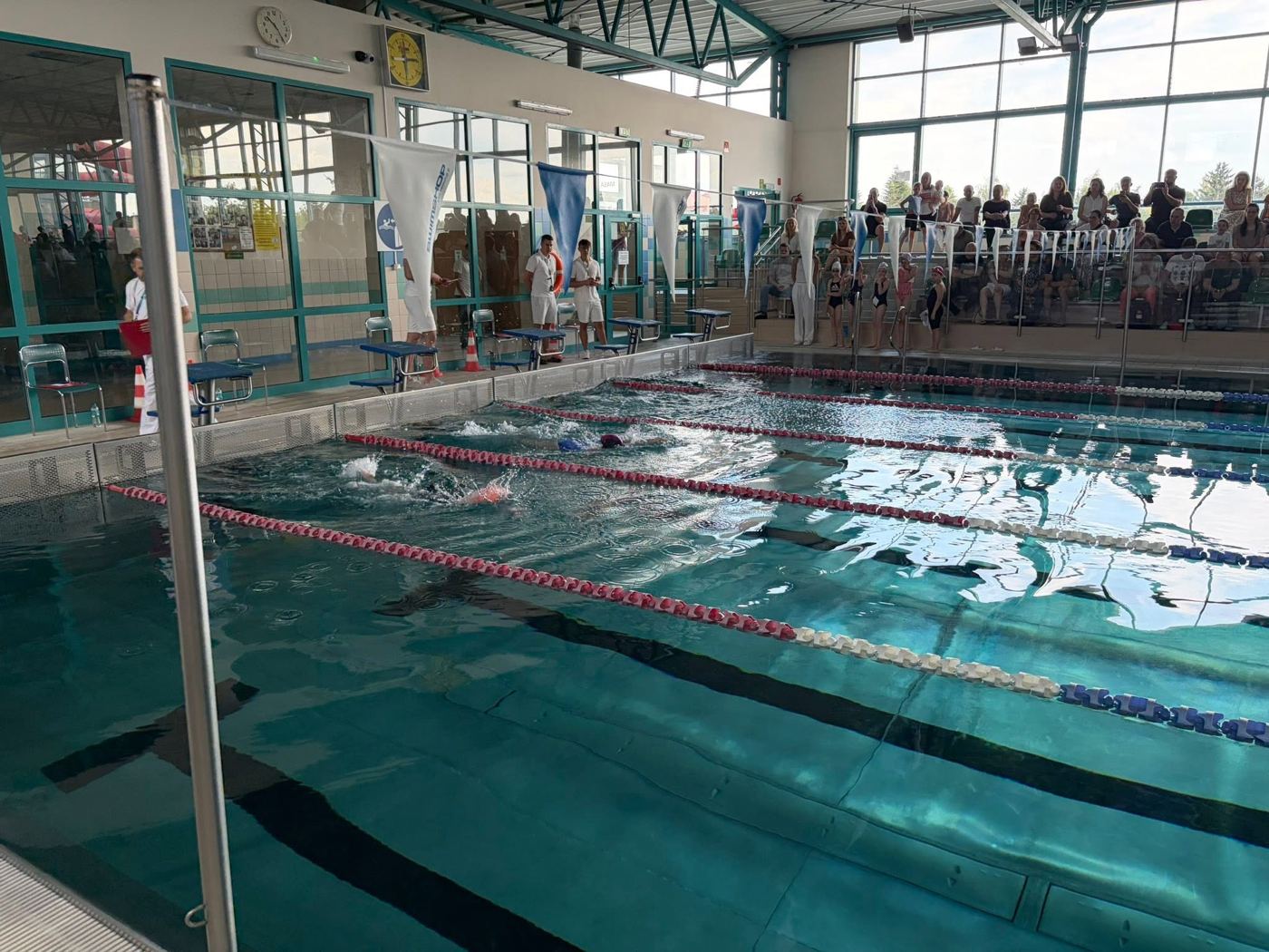 Basen sportowy pływalni miejskiej w Pułtusku podczas zawodów pływackich