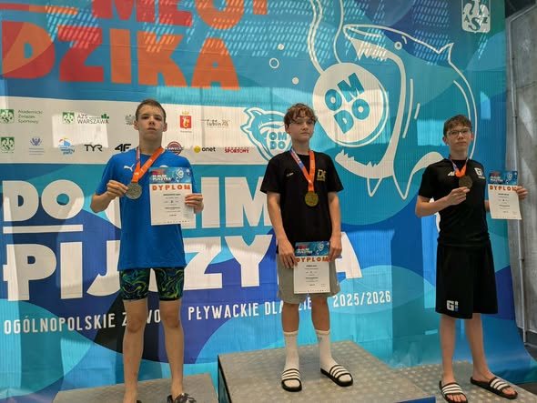Podium finału „Od Młodzika do Olimpijczyka” 2026 z zawodnikiem UKS Posejdon