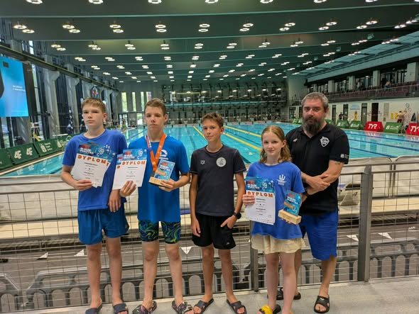Zawodnicy UKS Posejdon – Athletic Pułtusk z trenerem na finale OMDO 2026